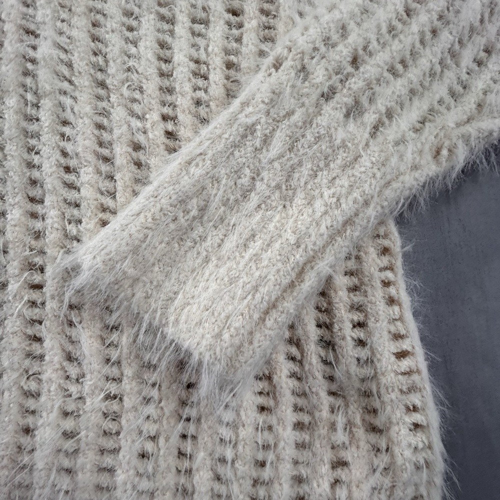 Universal Thread Cream Cropped Cozy Fuzzy‎ Sweater Women's Large Winter Cabin - Picture 2 of 11